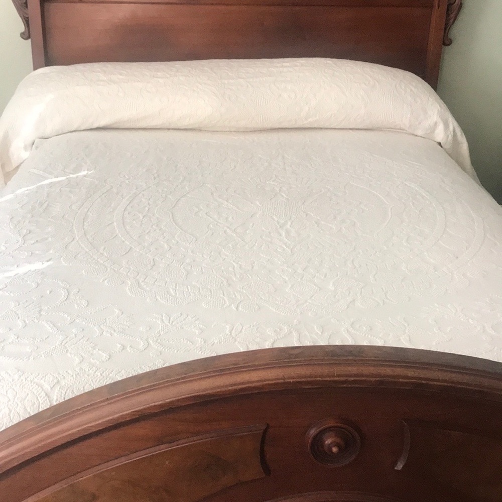 Classic White Quilted Bedspread - Timeless Home Bedding
